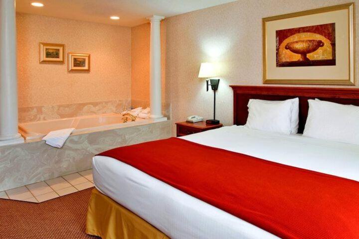 Seasons Inn & Suites Highland Bagian luar foto