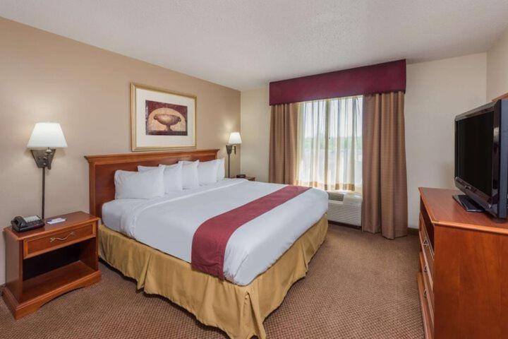 Seasons Inn & Suites Highland Bagian luar foto