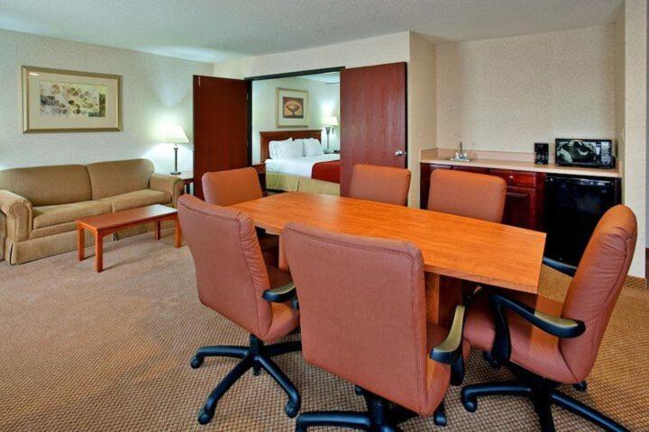 Seasons Inn & Suites Highland Bagian luar foto